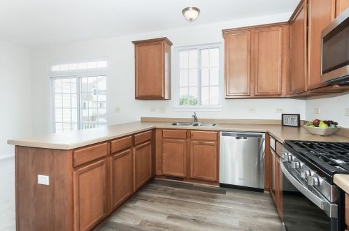 1714 Dogwood Ln, Hanover Park, IL 60133-3976