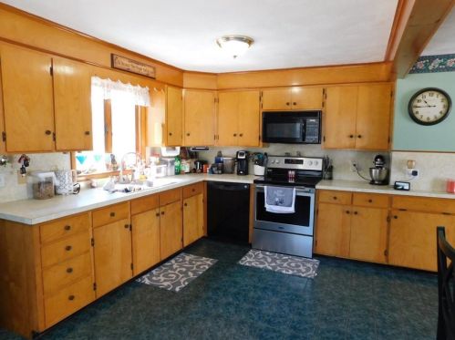 18 Chase Hill Rd, Hopkinton, RI 02804-2223