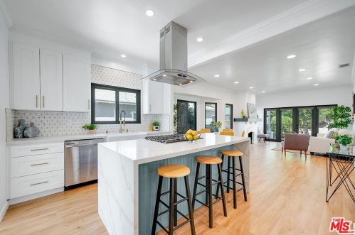 1350 Carlton Dr, Glendale CA  91205-1421 exterior