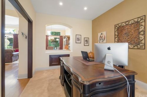 7470 Chateau Rdg Ln, Riverside CA  92506-7542 exterior