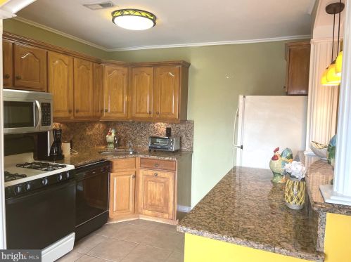 7618 Savannah St, Falls Church, VA 22043-3696