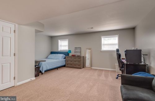 33 Holmes Dr, Charles Town WV 25414-4412 exterior