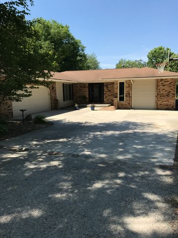 1 Oakland Dr, Riverton, IL 62561-9629