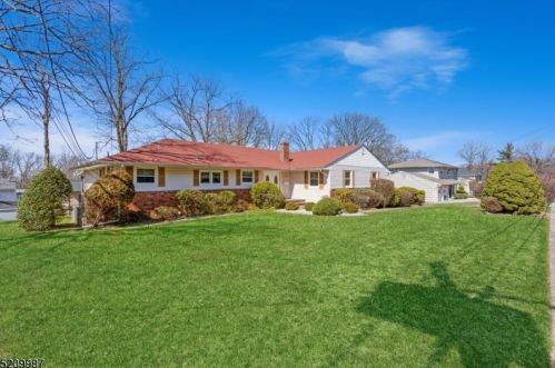 18 Cullen Dr, Town Center, NJ 07052-1704