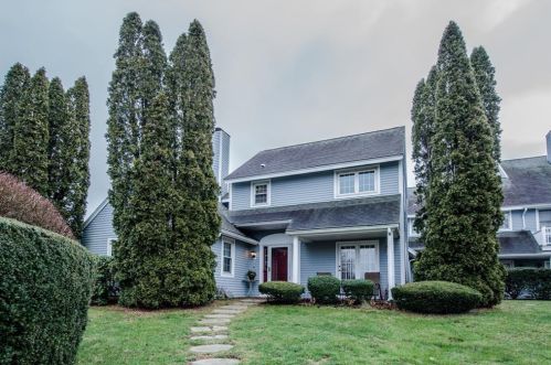 312 Corey Ln, Middletown, RI 02842-5661
