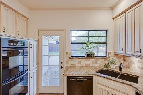 2312 Colleen Ct, Carrollton TX 75007-2037 exterior