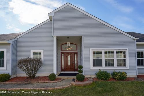 39 Kensington Rd, Lakehurst, NJ 08759-6256