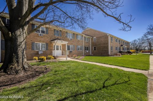 28 Manchester Ct, East Freehold NJ  07728-3231 exterior