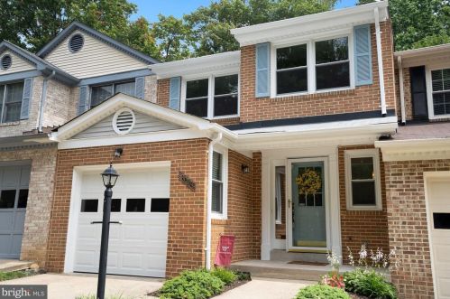 8017 Galla Knoll Cir, Springfield VA  22153-2449 exterior