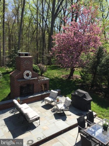 7724 Carrleigh Pkwy, Springfield VA  22152-1307 exterior