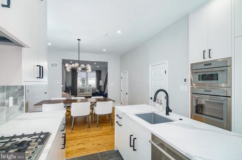 279 5 St, Philadelphia PA 19106-3715 exterior