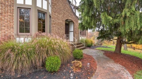 28 Barley Sheaf Rd, Flemington, NJ 08822-3186