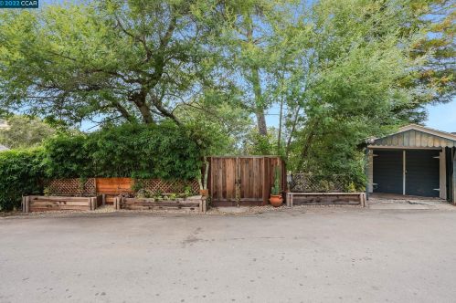 39 Barbara Rd, Orinda, CA 94563-3320