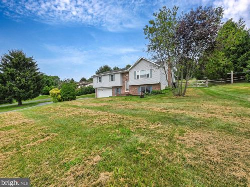 27 Parkside Inn Rd, New Schaefferstown, PA 19506-9201