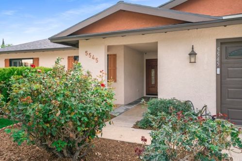 5545 Gloucester Way, Riverside CA  92506-3425 exterior