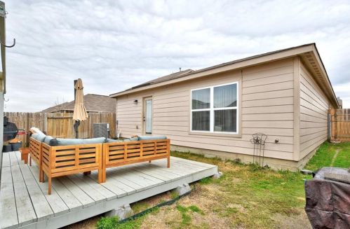 1437 Treeta Trl, Uhland TX 78640 exterior