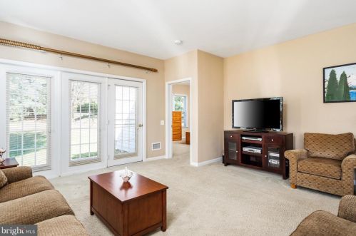 25 Sparrow Dr, Trenton NJ 08690-2464 exterior