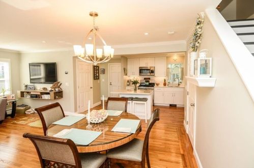 24 Stockholm St, Middletown, RI 02840-3926