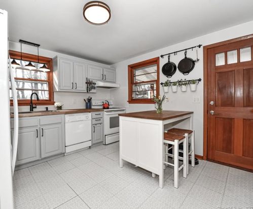 5 Norton Pl, Norwalk, CT 06854-2807