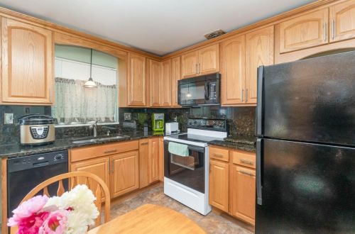 8974 Daly Rd, Cincinnati OH 45231-4637 exterior