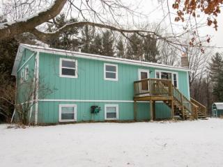 140 Sunset Cir, Georgia, VT 05468-9743