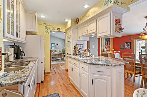 890 Beechwood Rd, Buffalo Grove, IL 60089-3357