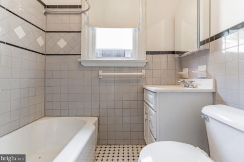 812 Front St, Philadelphia PA 19106-3019 exterior