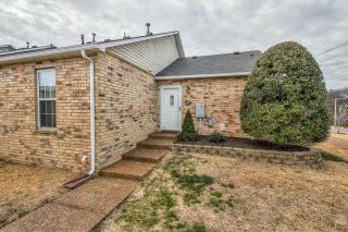 338 Lake Chateau Dr, Hermitage, TN 37076-3087