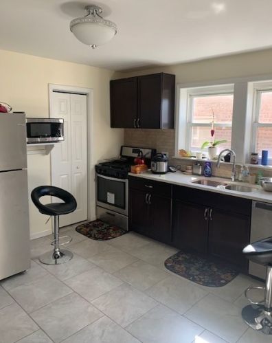 8508 Phillips Ave, Chicago, IL 60617-2339