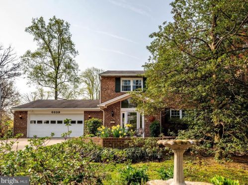 6829 Silver Ln, Annandale, VA 22003-6158