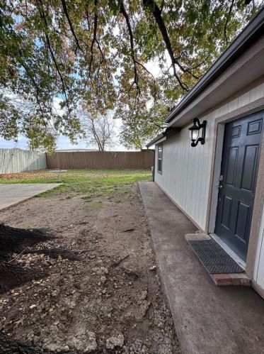 512 Irby Ln, Irving TX  75061-7052 exterior