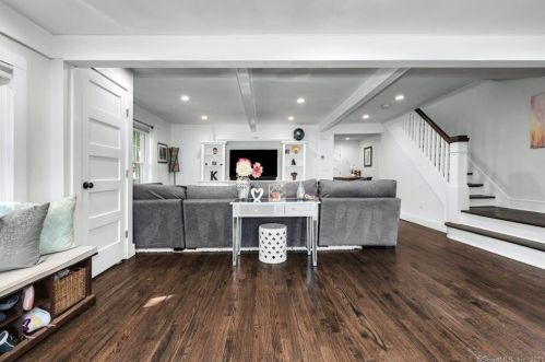 129 Grumman Ave, Norwalk CT  06851-2404 exterior