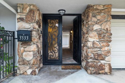 3333 Country Club Dr, Glendale CA  91208-1717 exterior