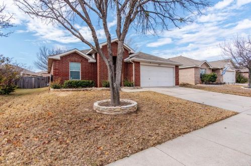 8405 Horse Whisper Ln, Fort Worth, TX 76131-5345