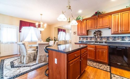 27 Cobblestone Ct, Hartford, CT 06111-5150