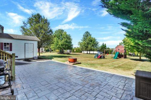 1433 Farm Cross Way, York PA  17408-8537 exterior