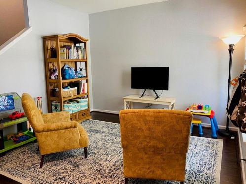 720 New Bridge Dr, Uhland, TX 78640-5542