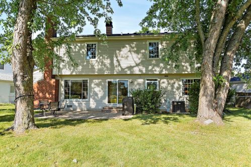 1376 Logsdon Ln, Buffalo Grove, IL 60089-1134