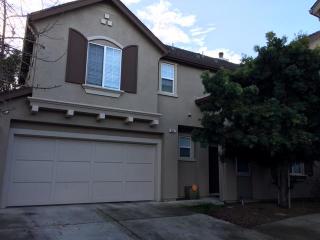 984 Fitzgerald St, Salinas, CA 93906-4681