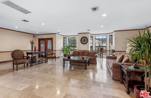 17914 Magnolia Blvd, Van Nuys CA  91316-3306 exterior
