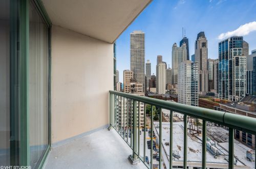 111 Maple St, Chicago IL  60610-5401 exterior