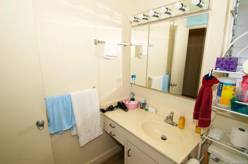 2871 Manoa Rd, Honolulu HI  96822-2120 exterior