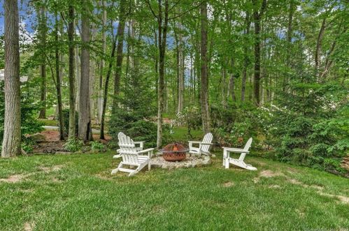 31 Hollow Tree Pl, Wilton CT  06897-2314 exterior