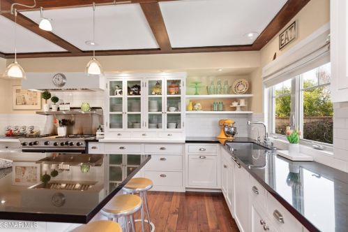 5761 Willowtree Dr, Calabasas, CA 91301-4417