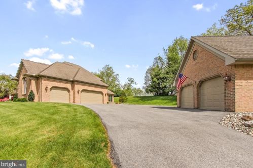 4480 Estate Dr, York, PA 17408-8876