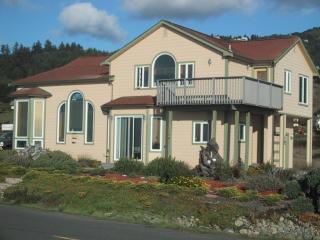 5 Steelhead Ct, Shelter Cove, CA 95589-9147