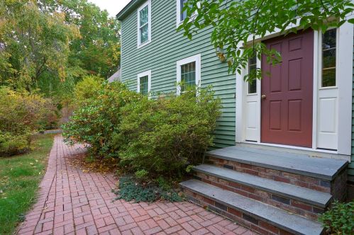 25 Village Brook Ln, Derry, NH 03038-4867