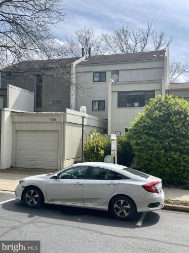 1656 Waters Edge Ln, Herndon, VA 20190-4206