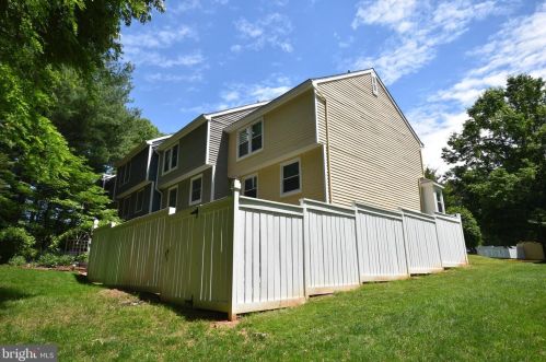 1630 Poplar Grove Dr, Herndon VA  20194-1738 exterior