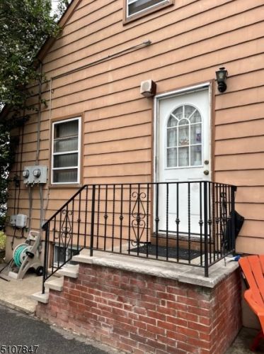 1977 Beacon St, Rahway, NJ 07065-5731